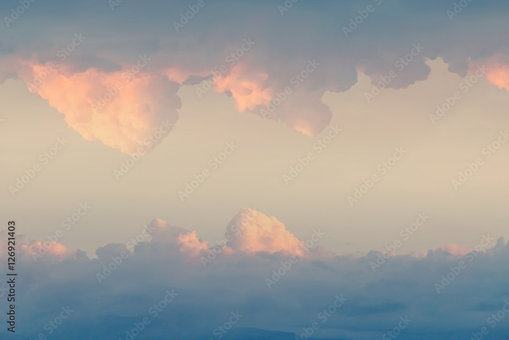 带云的彩色天空，背景