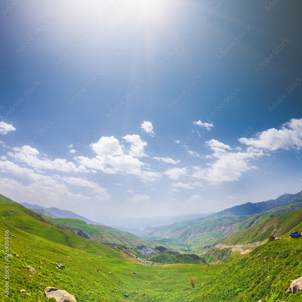 美丽的风景，绿色的山丘和壮丽的多云天空。探索亚美尼亚