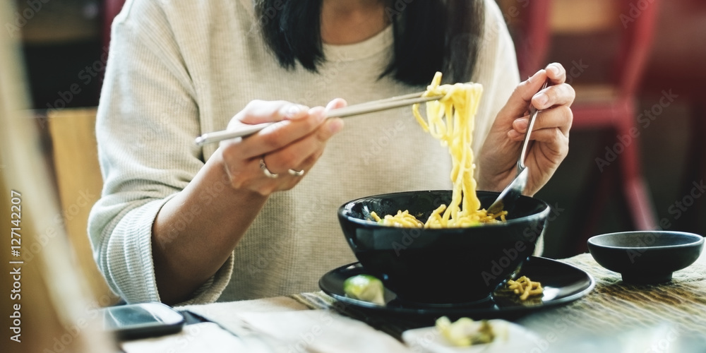 女人吃美味面馆概念