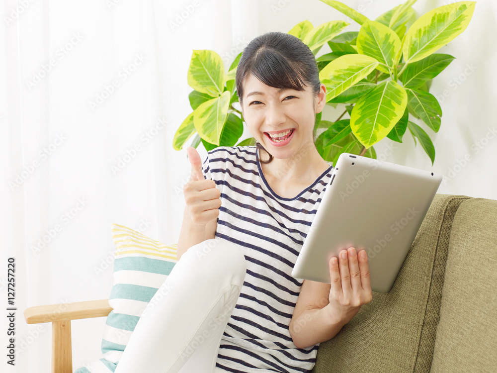 女性　リビング　タブレット　グッドサイン