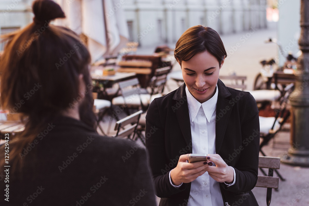 女人发短信。特写年轻快乐微笑快乐美丽的我