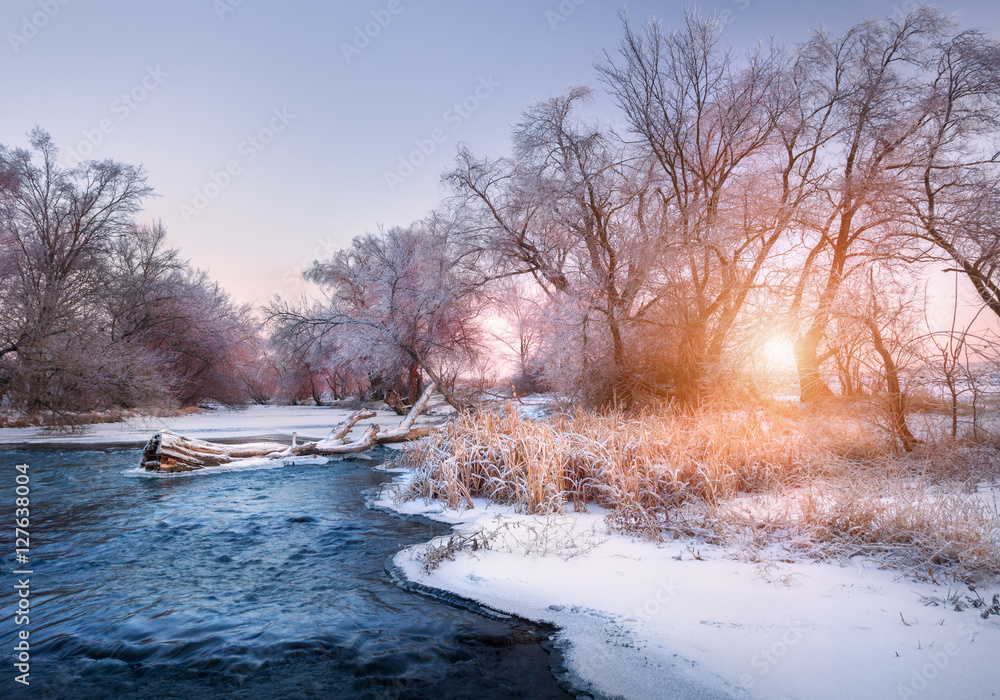 圣诞背景是白雪皑皑的森林。冬季风景是白雪树，美丽的冰冻河流。