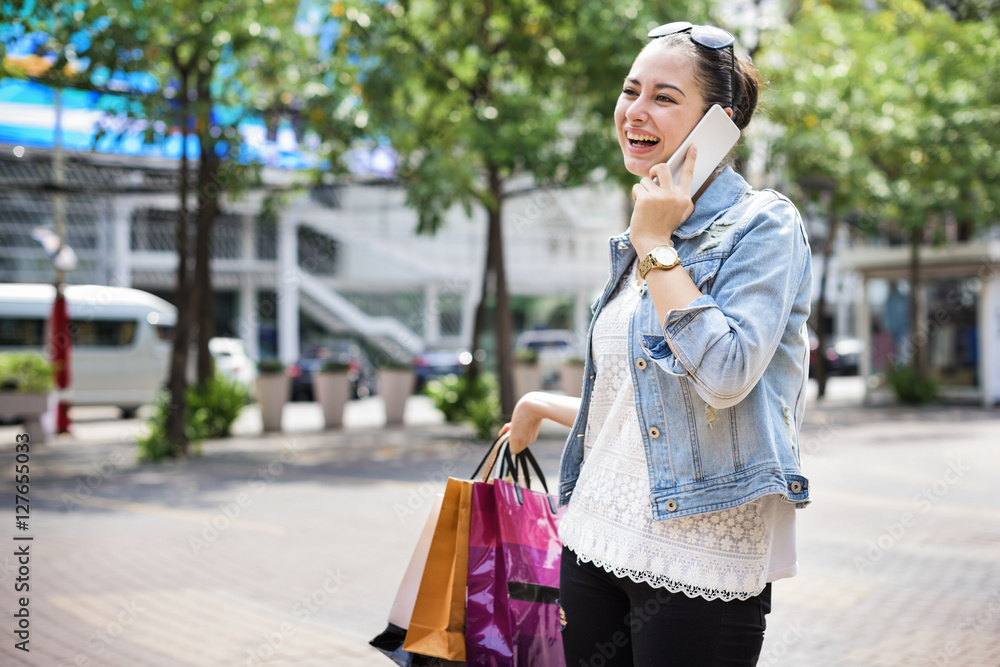 女性购物消费客户消费主义概念