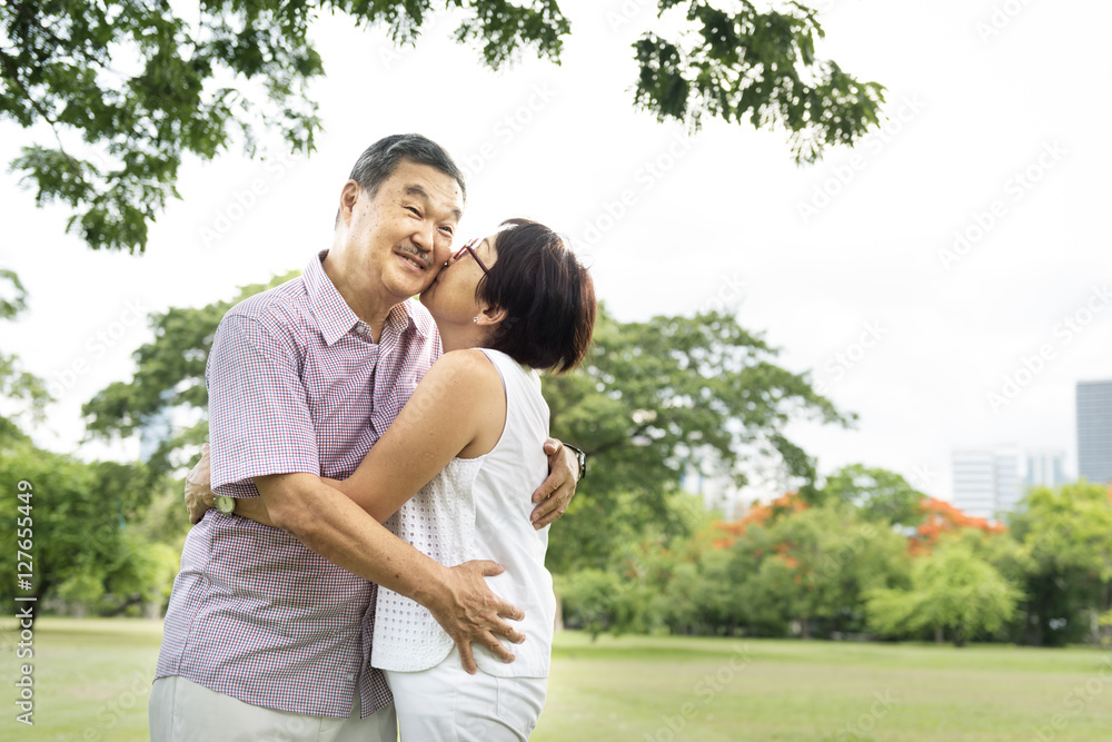 老年夫妇户外休闲概念