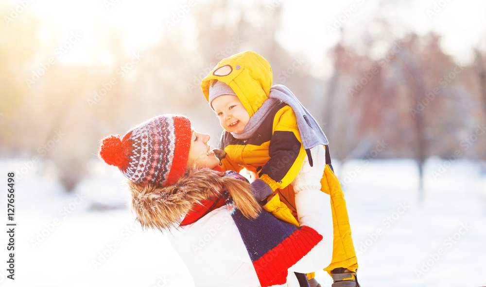 幸福的家庭妈妈和宝宝是冬天散步的幸福雪