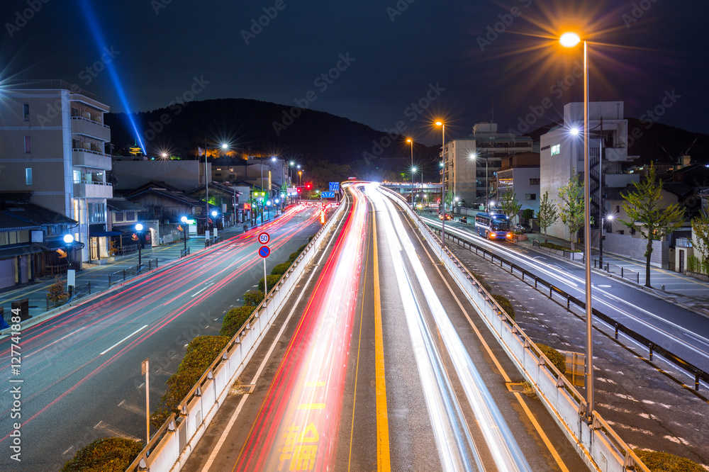 日本京都市夜晚街道上的红绿灯