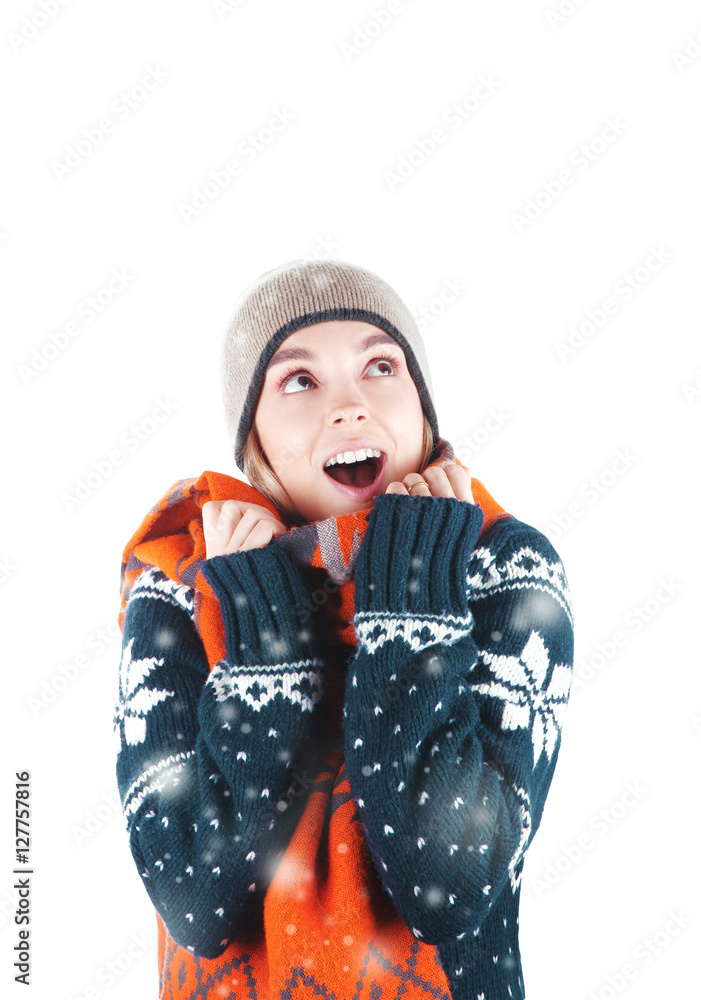 Donna con sciarpa e cappello sotto la neve in inverno