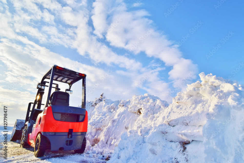 除雪をするフォークリフト