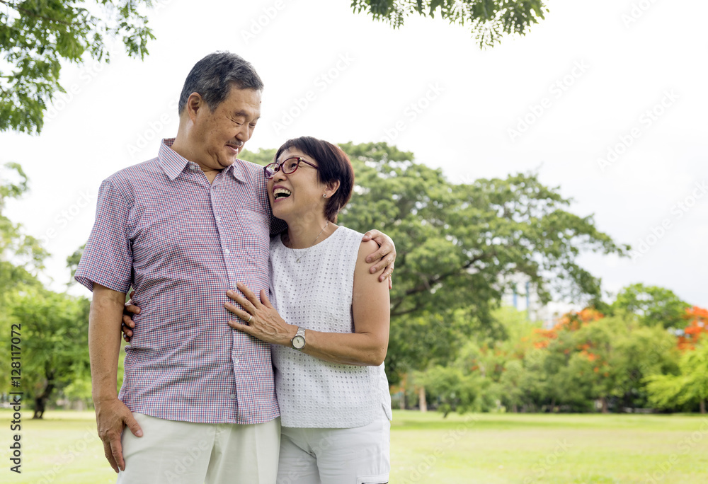 老年夫妇户外休闲概念