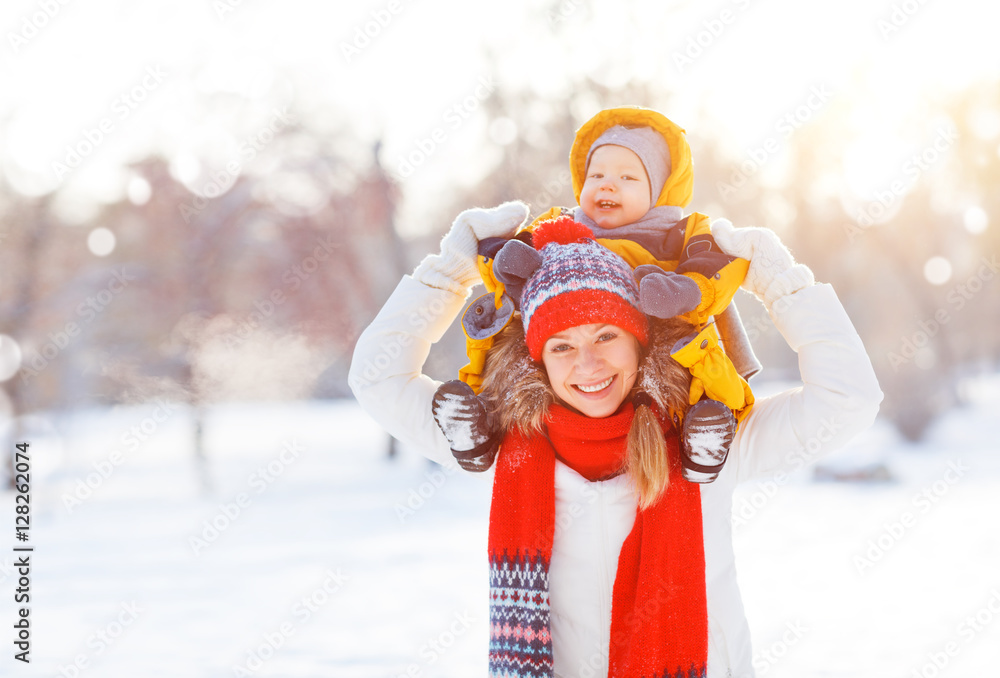 幸福的家庭妈妈和宝宝是冬天散步的幸福雪