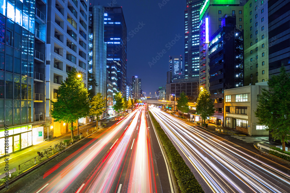 日本东京街道上有红绿灯的新宿区城市景观