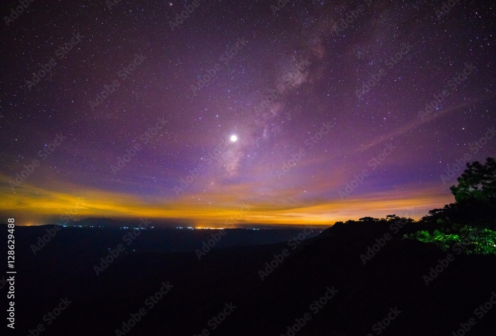 银河系夜晚翻越群山