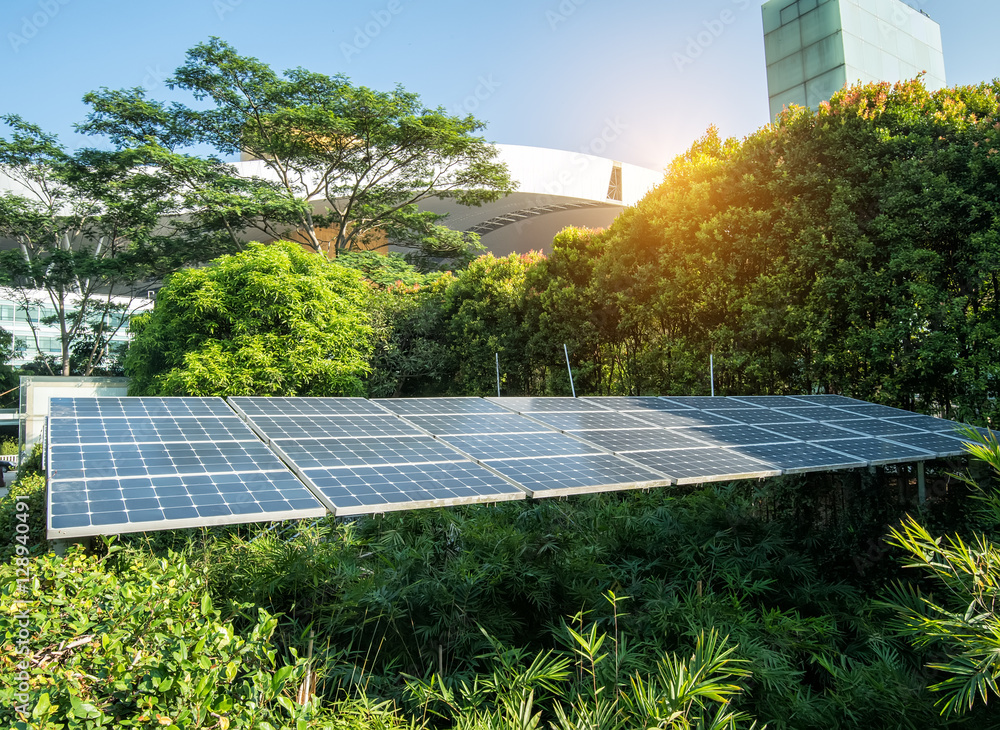 现代城市公园中的太阳能电池板