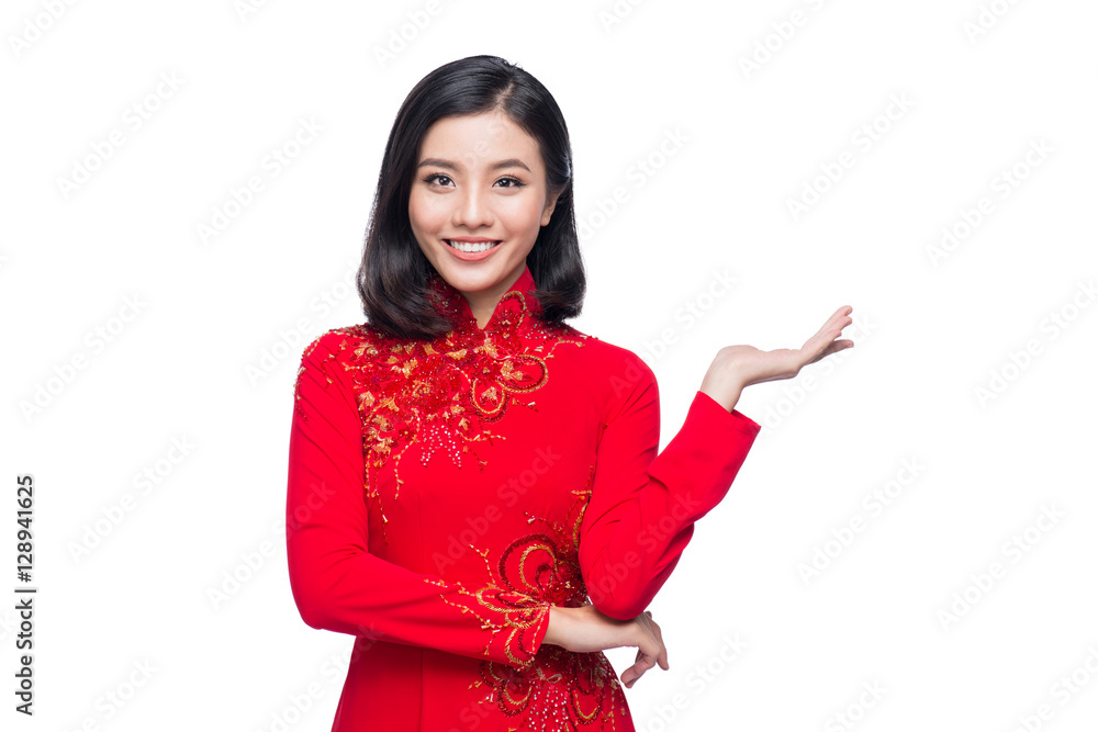 微笑越南女人穿着传统的敖黛服饰并介绍