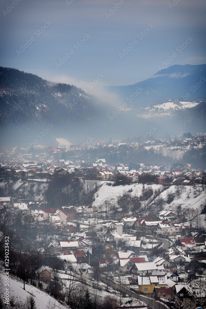 罗马尼亚喀尔巴阡山脉的冬天，阴天。Pestera，Magura，Bran，Brasov。冬季海洋