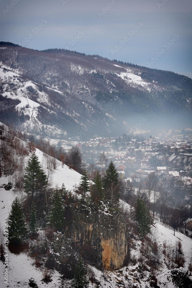 罗马尼亚喀尔巴阡山脉的冬天，阴天。Pestera，Magura，Bran，Brasov。冬季海洋