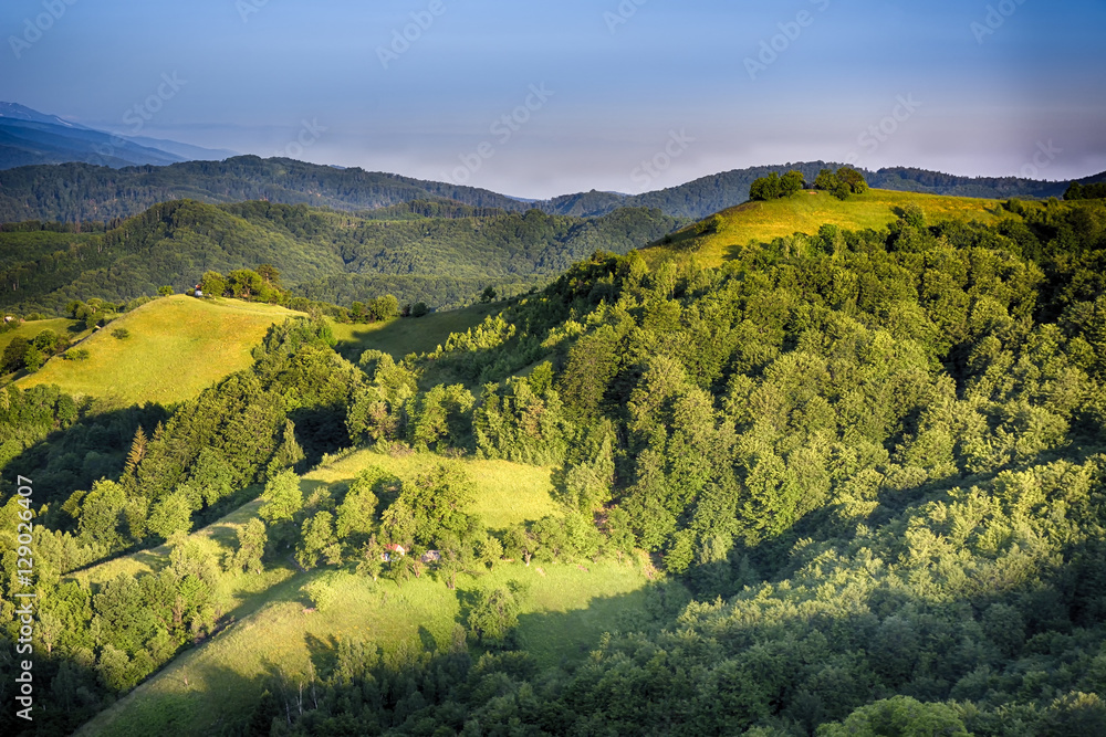 夏日夜晚在野生的鲤鱼山山丘上