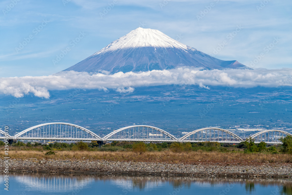 日本富士市富士江边有桥的富士山