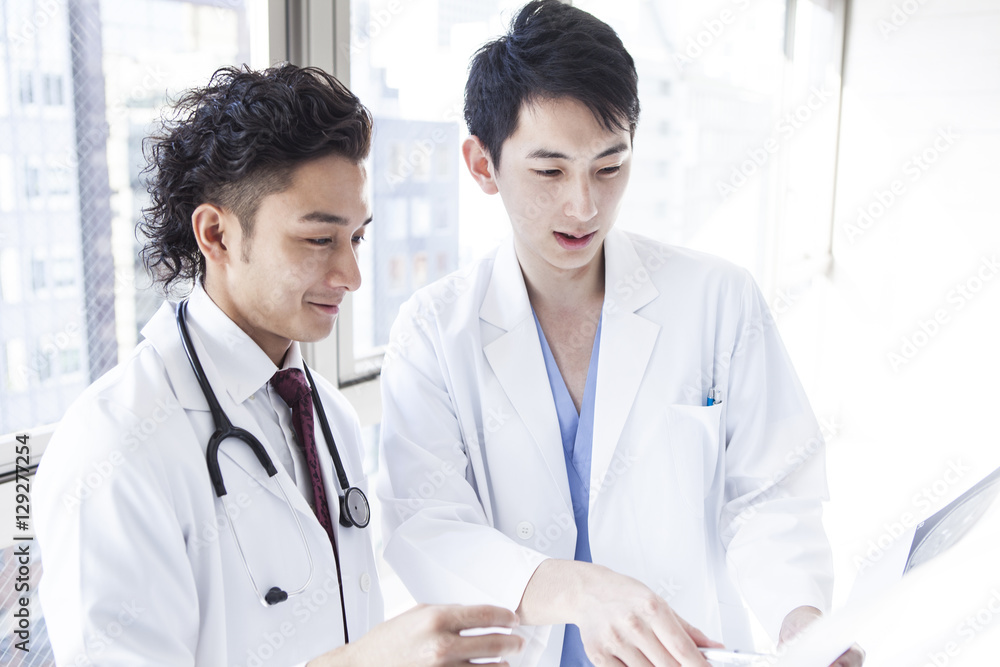 Doctors are talking while watching CT images at a hospital