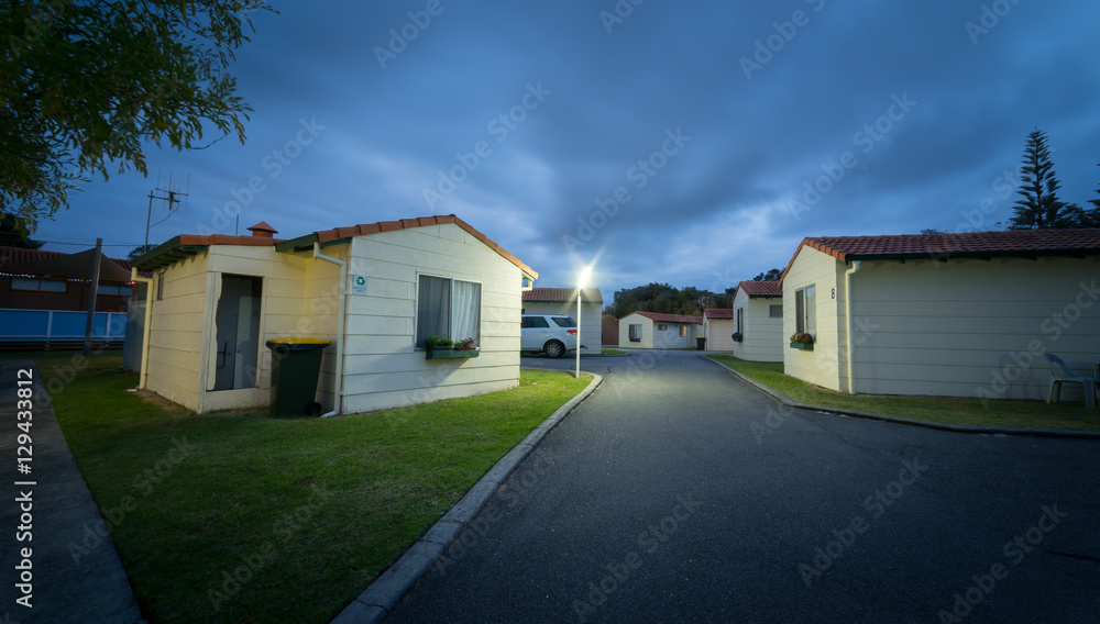 澳大利亚西部沃波尔的澳大利亚家庭住宅。夜景。