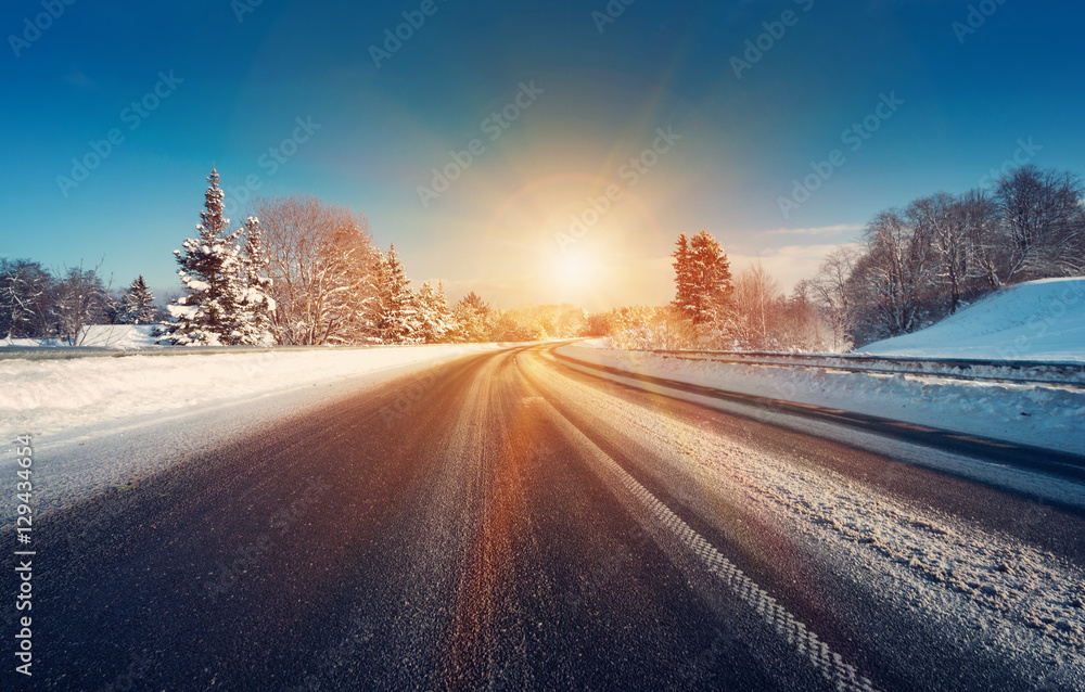 美丽的霜冻晴天，雪地里的沥青路