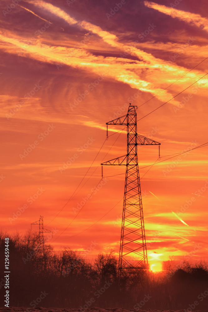 pylône électrique sur fond de ciel crépusculaire