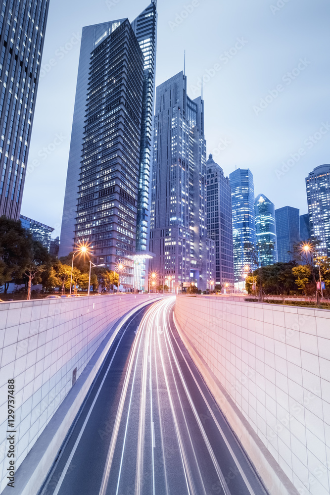 夜晚有现代建筑的城市隧道