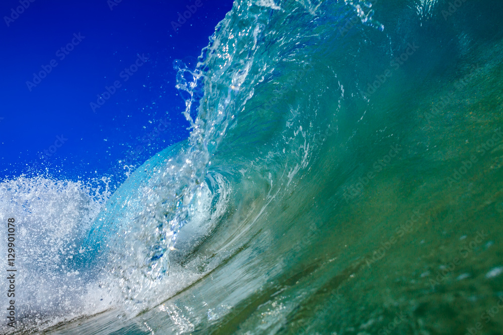 Breaking ocean shorebreak wave