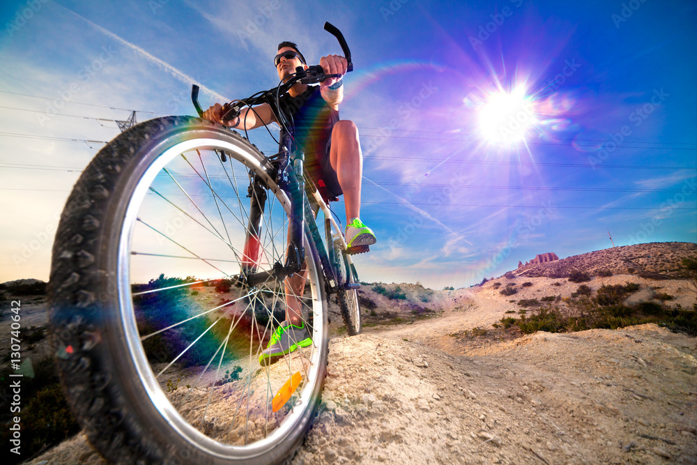 Bicicleta de montaña y deportes extremos.Vida saludable y ejercicio.Paisaje de puesta de sol y avent