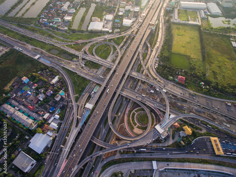 鸟瞰繁忙的高速公路路口