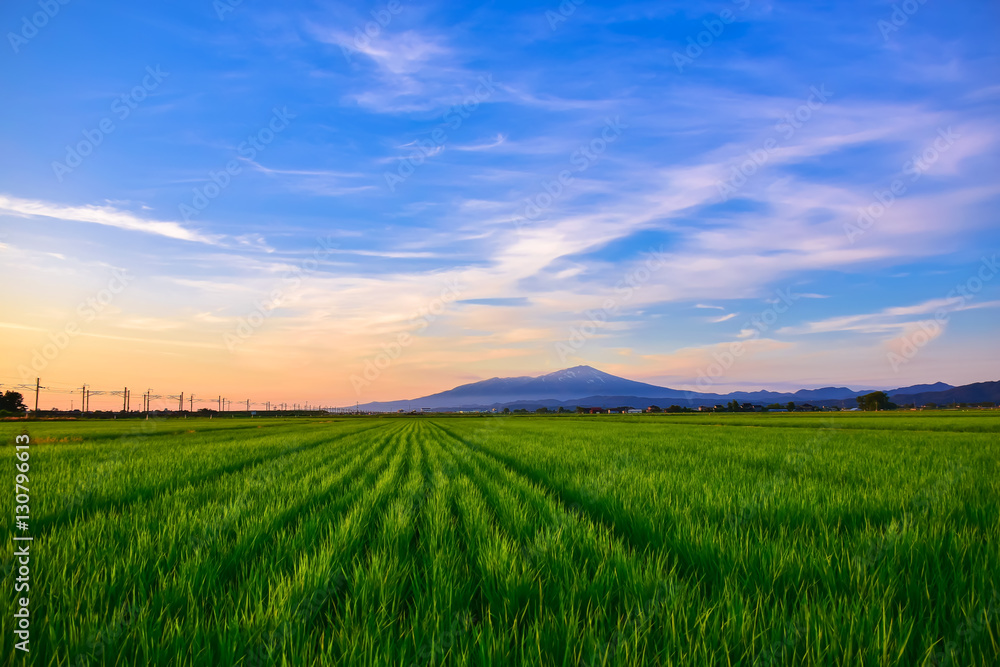 鳥海山のある夏の夕景