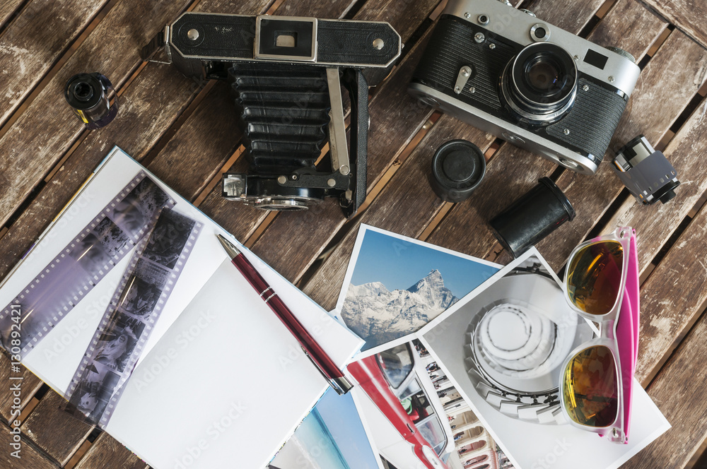 回复Fotokameras auf einem Tisch/Alte回复Fotoapparate auf einm Tisch mit Fotografien，Negative