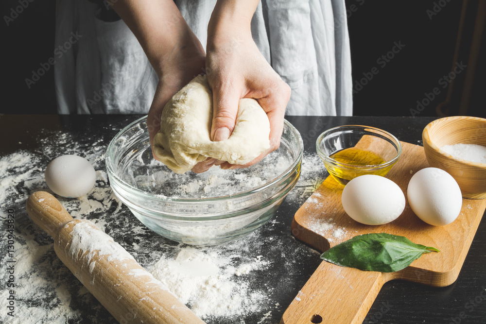 厨师在厨房里用深色背景烹饪意大利面