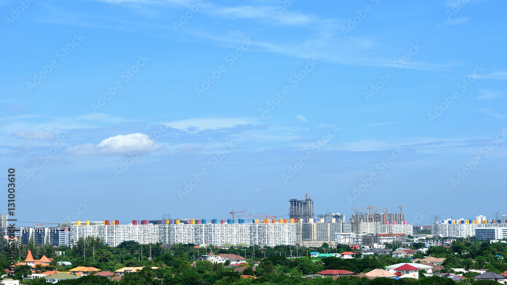 晴朗的一天，曼谷-泰国城市景观，蓝天蓬松