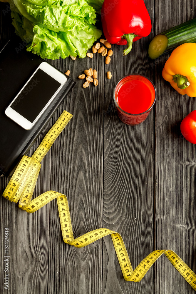 concept diet and smartphone with vegetables mock up