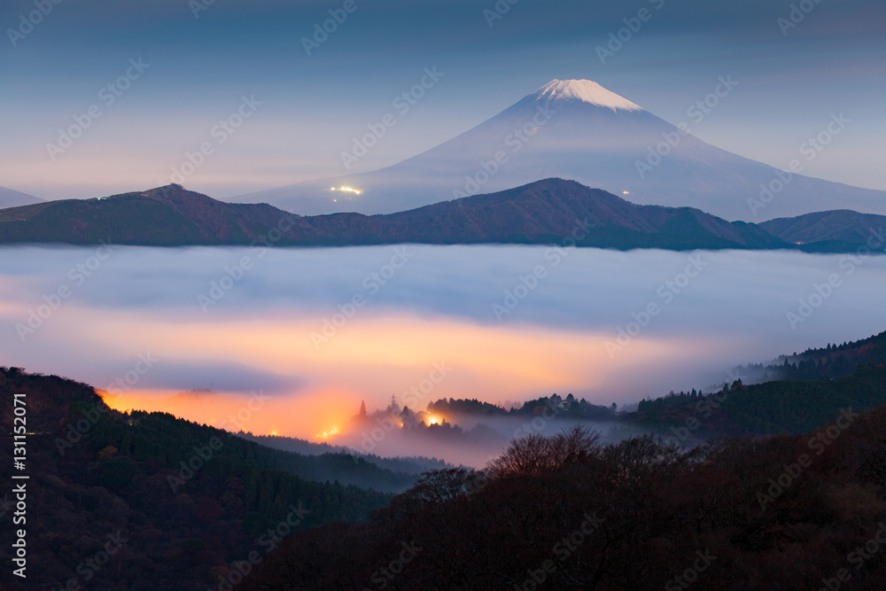 秋日清晨箱根阿势湖上方的富士山和薄雾之海