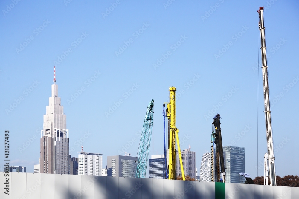 国立競技場跡地と新宿高層ビル群