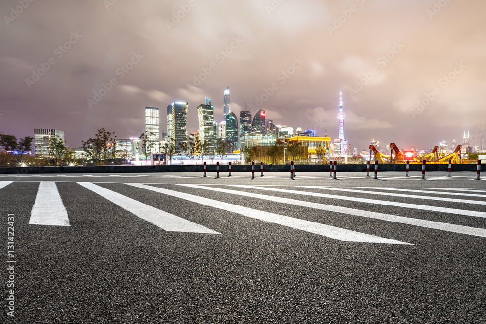 上海夜晚的柏油路与现代城市景观