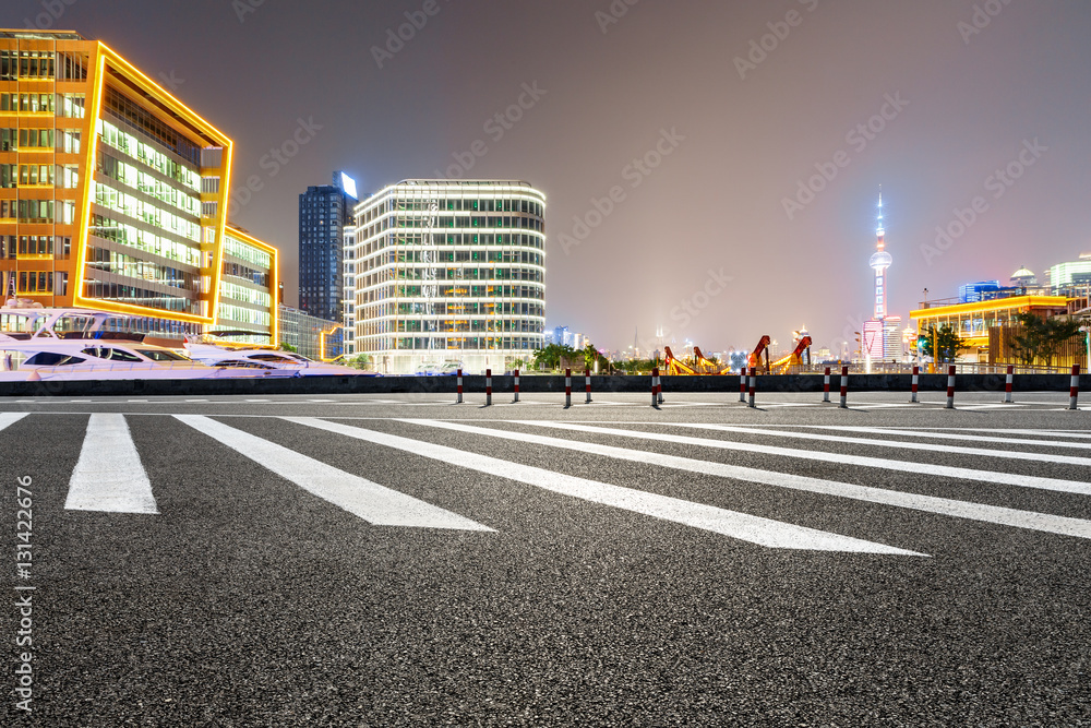 上海夜晚的柏油路与现代城市景观