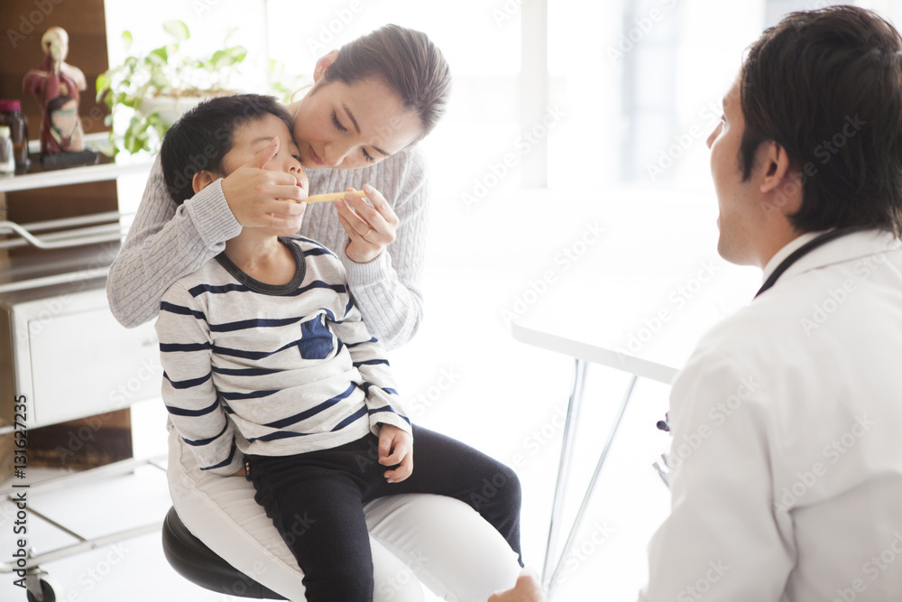 The mother is under the guidance of a tooth brush from a dentist