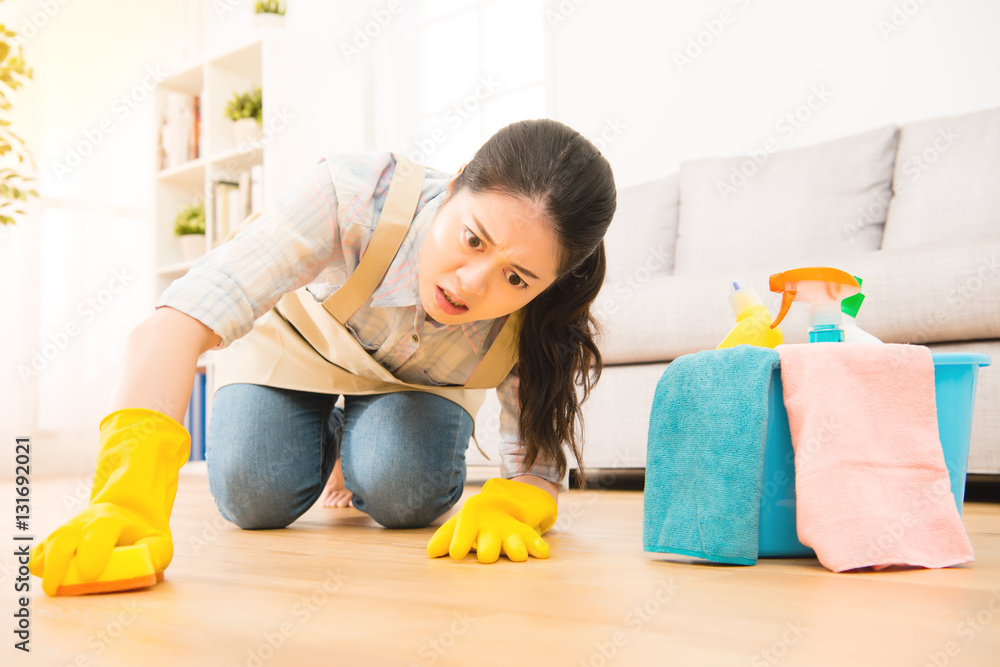 housewife scrub hardly cleaning floor