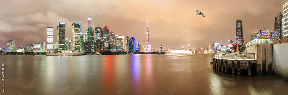 中国夜晚的上海天际线和现代城市景观全景