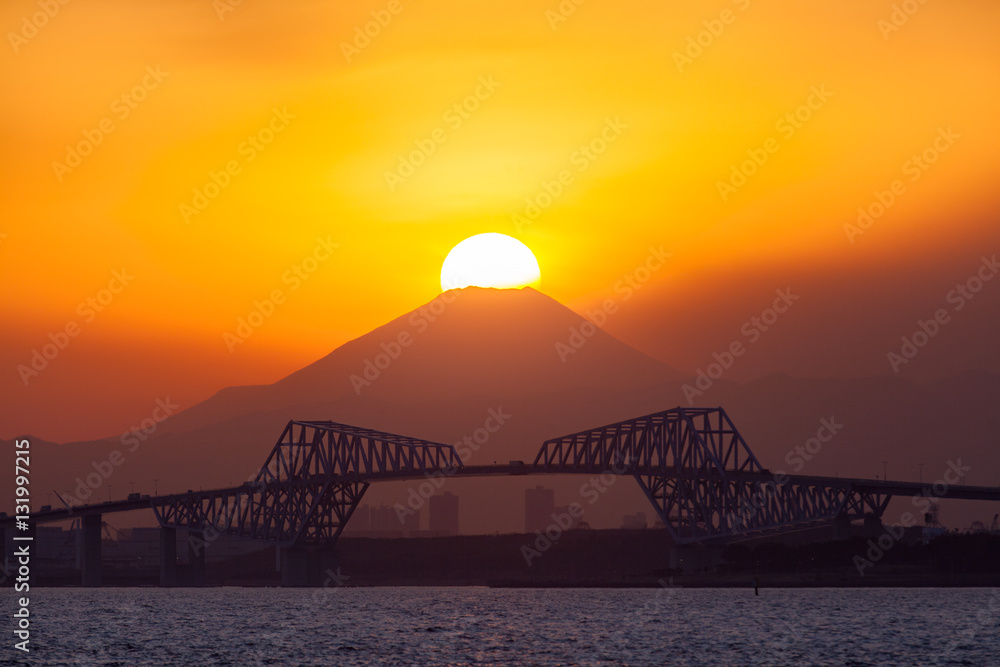 Diamond Fuji , View of the setting sun meeting the summit of Mt. Fuji