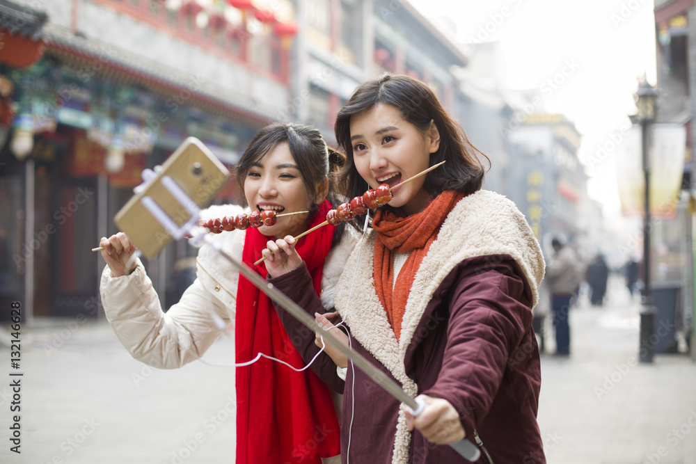 年轻女性用智能手机自拍