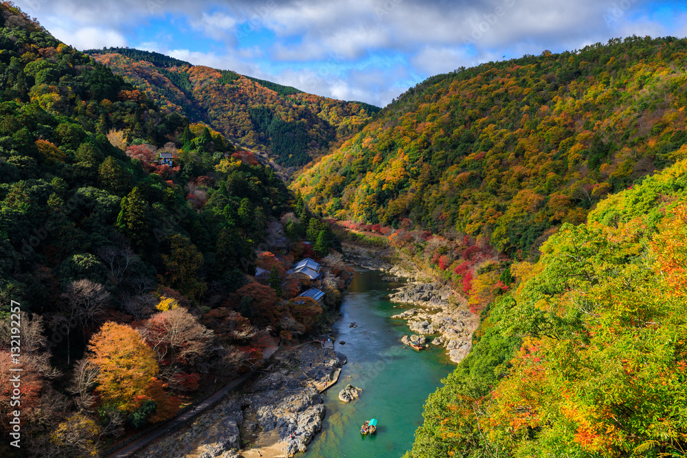 日本京都荒山观秋景中的鹤津河