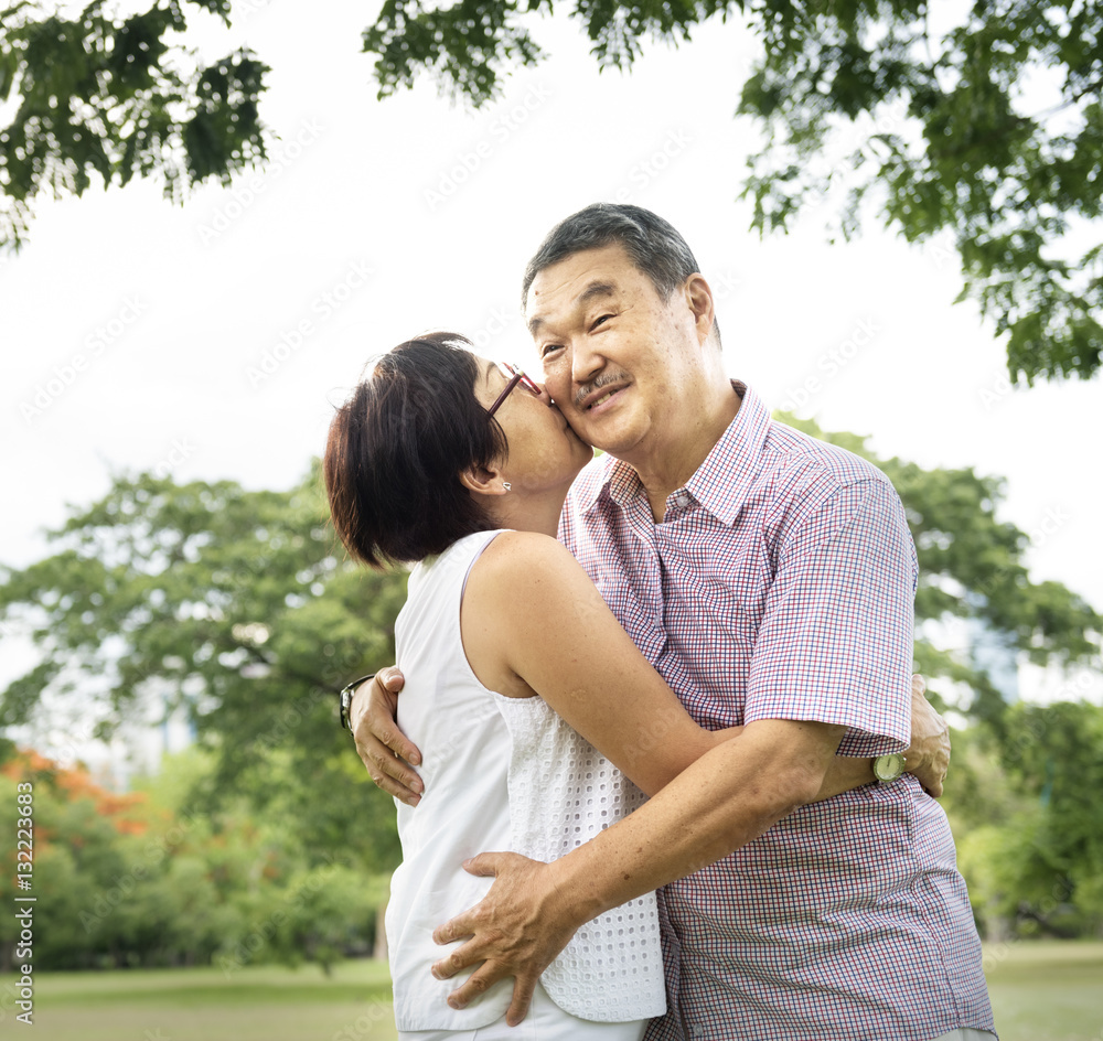 老年夫妇户外休闲概念