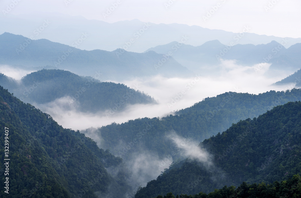 山顶上的雾和日出