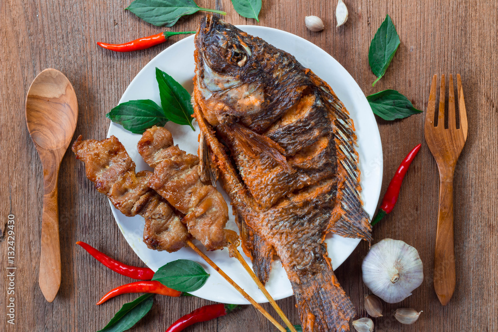 美味的食物有炸鱼和烤猪肉