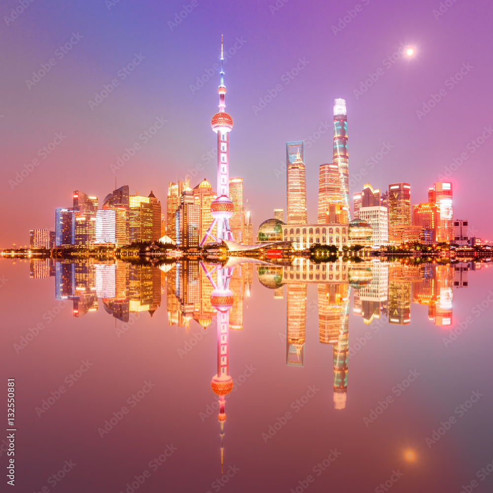 夜晚美丽的上海天际线，现代城市背景