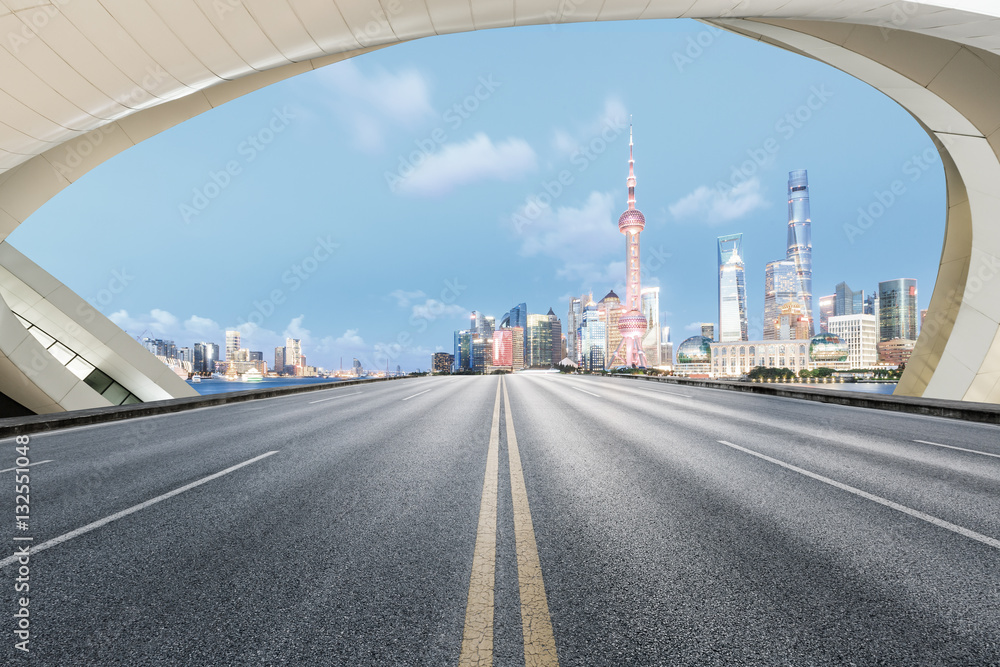 上海的公路与现代城市建筑场景